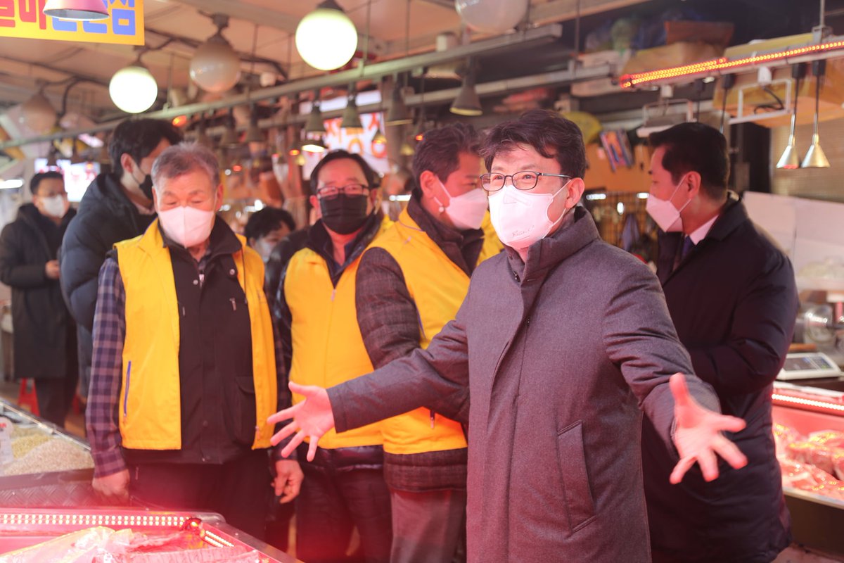 <서울의 전통시장과 골목경제, 을지로위원회와 이재명정부가 살뜰하게 챙기겠습니다>

어제(2.7) 더불어민주당 을지로위원회는 '을살리는 동네 한 바퀴' 프로젝트의 다섯번째 지역으로 서울의 대표적 전통시장인 ‘경동시장’과 ‘마장동 축산물시장’을 찾았습니다.