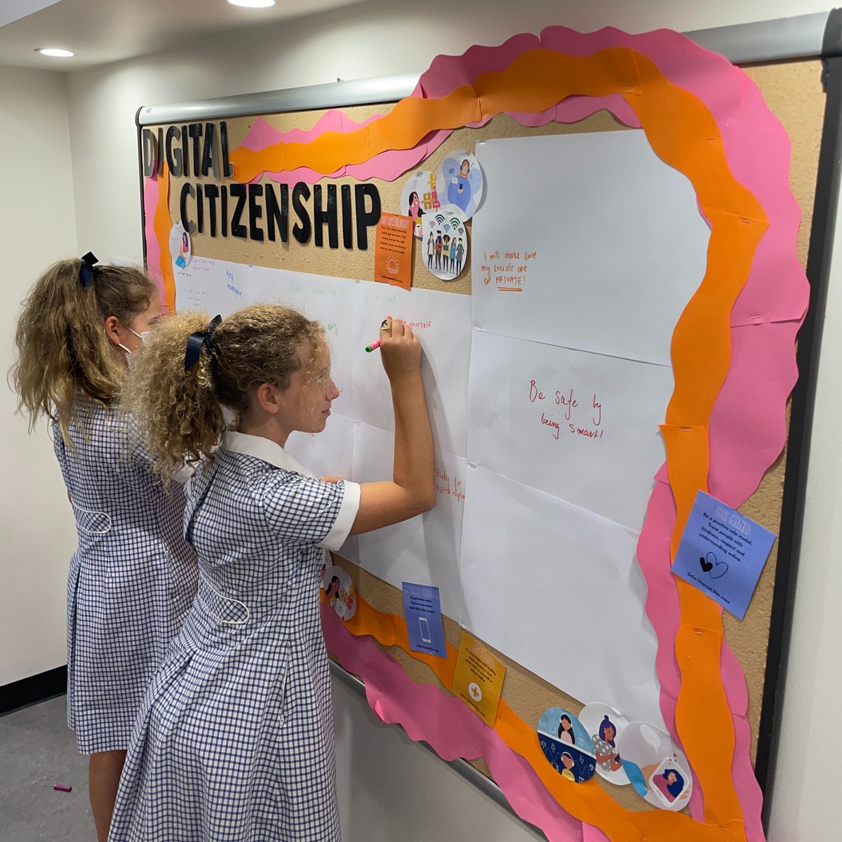 MGGS_SouthYarra's tweet photo. For #SaferInternetDay this year, members of the Student Wellbeing Action Team handed out important messages and tips on how to #PlayItFairOnline this morning.   

It is great to see our Grammarians empowering their peers to have safer, more positive experiences online. #SID2022 https://t.co/WugeeKOtS3