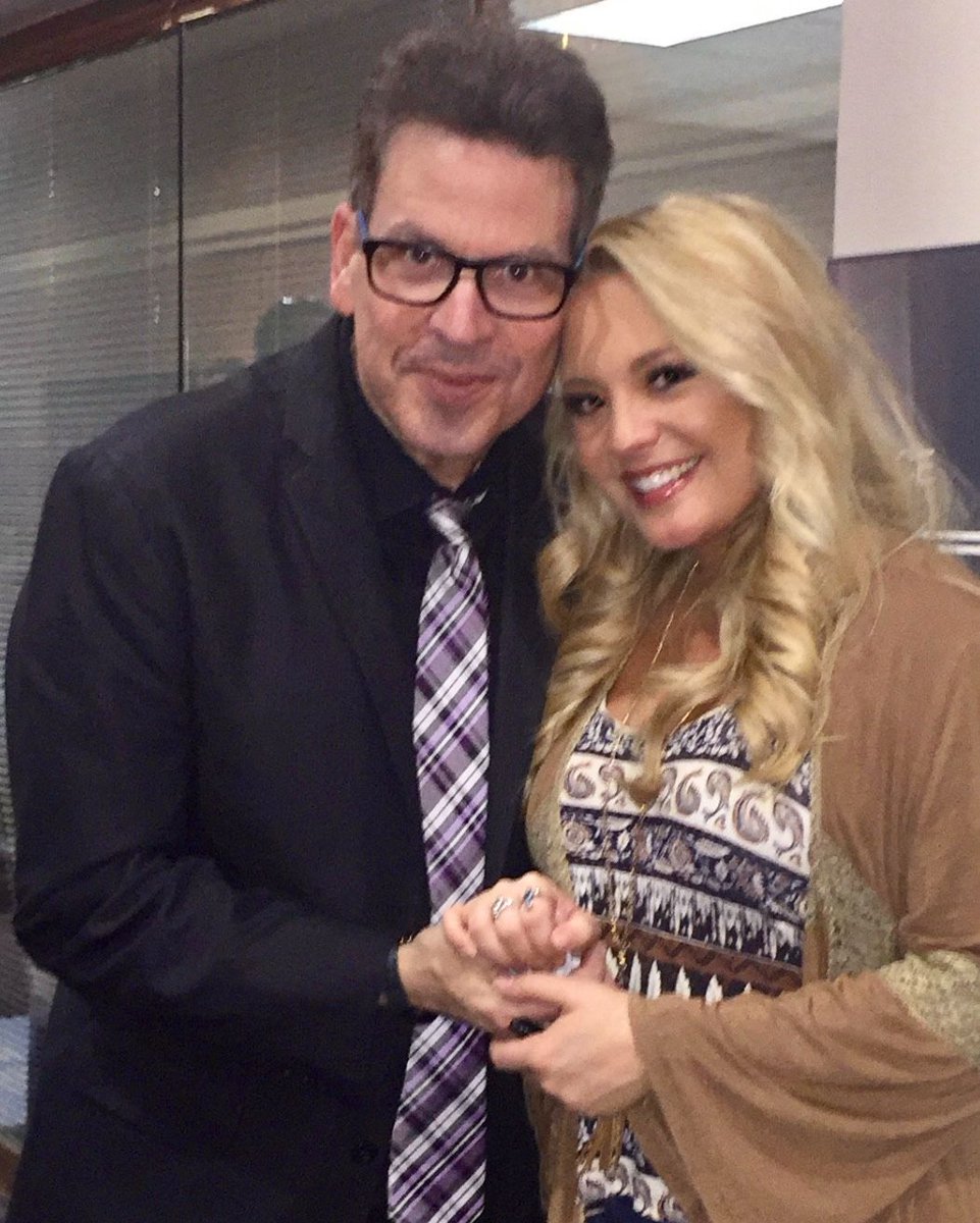 Huge thanks to my old friend @michaelorland for being one of my first guests on my new #PeopleArePeoplePodcast! He was the Musical Director on <a href="/AmericanIdol/">American Idol</a> for 16 seasons, which is where our paths first crossed. The episode is live over on <a href="/Patreon/">Patreon</a>: patreon.com/JanelleArthur