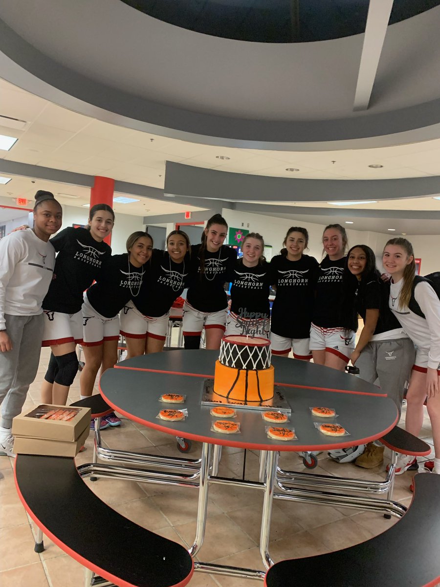 WOW! What a big time team win!! Your Longhorns win with a final of 33-21 against Buckeye on senior night. <a href="/evelynalbers/">evelynalbers</a> led all scorers with 15, <a href="/ArryonEsposito/">Arryon</a> with 9, and <a href="/_carinacedeno/">Carina Cedeno</a> with 5.

SO proud! 🤘🏼🏀