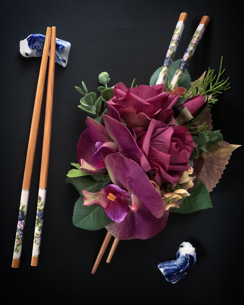 Mallory71214976's tweet photo. 🌸🥢 #ChineseNewYear 
📲Follow me
https://t.co/2dNqLvKSeh

🛒My #ETSY SHOP
https://t.co/oUXpnxny1b

#clorofillahairflowers #hairflowers #pinupgirl #pinuphairflowers #pinupstyle #pinuphair #headpiece   #hairaccessories #Chopstick #fascinators #hairclip #chineseart #ChineseCulture https://t.co/0IId7wvNi8
