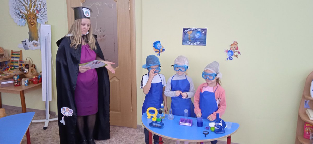 8 февраля  в ДОУ отметили День российской науки. В этот день в группах работали исследовательские лаборатории. Юные учёные изучали свойства песка, воды, воздуха, магнита, экспериментировали, проводили опыты и наблюдения. Каждый ребёнок примерил на себя роль юного открывателя!