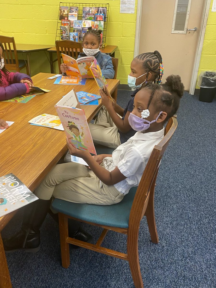 DrTameraRCarter's tweet photo. Books For Ownership: Today our 1st grade scholars received 3 books, a bookmark, and a nameplate. Readers make amazing leaders✨ Thank you RIF for this priceless token of love! “Read Today. Be A Leader Tomorrow.” #presentengagedconnected @SelmaSchools https://t.co/B7ZhRnSPJk