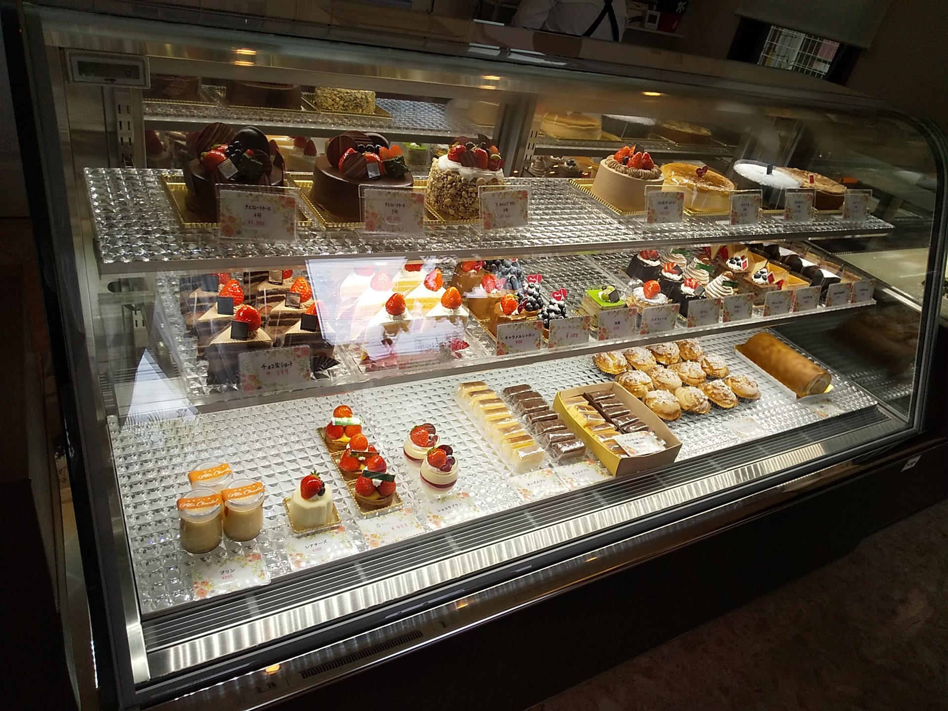 食べられる内は大丈夫 Allie Chocolate アリーショコラ 沖縄市比屋根 酒の穴ゆうゆう向かいのファミマ横を真っ直ぐ行って突き当たりを右に曲がって左手 この時は7種類のチョコがあったのかな ケーキ はいちごの季節ですね キラキラしたケーキが