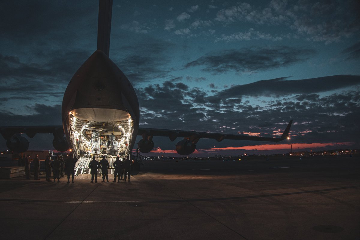 1stMAW_Marines's tweet photo. Special Delivery!

A @usairforce C-17 Globemaster III airplane delivers two @USMC AH-1Z Viper helicopters assigned to Marine Light Attack Helicopter Squadron 369 from Hawaii to MCAS Futenma, Okinawa, Japan.

#FreeandOpenIndoPacific #USMarines #USAirForce 
#interoperability https://t.co/yqB7AVc1I2