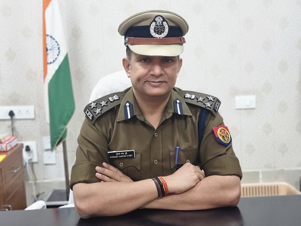 "अपनी मुश्किलों को
अपनों के बीच रख दीजिये,

कुछ  मुश्किलें कम होंगीं कुछ  अपने।"

😊😊