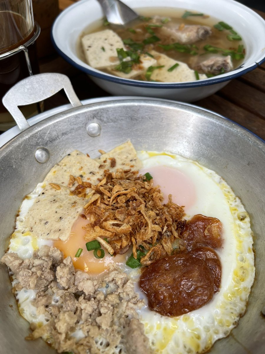 tlesri's tweet photo. ชาร์ก่ะแฟร์ ร้านอาหารเช้าที่ไม่ควรพลาดอีกร้านในโคราช เป็นเมนูระหว่างไข่กะทะก๋วยจั๊บญวนxติ่มซำบะกุดเต๋ แบบเมนู2ภาคอีสานxใต้ แต่มันรวมกันแบบลงตัว เมนูเยอะมาก อร่อย ราคาไม่แพง ร้านกว้างนั่งสบายมาก @aroii #รีวิวโคราช https://t.co/wwDuRg9wKx