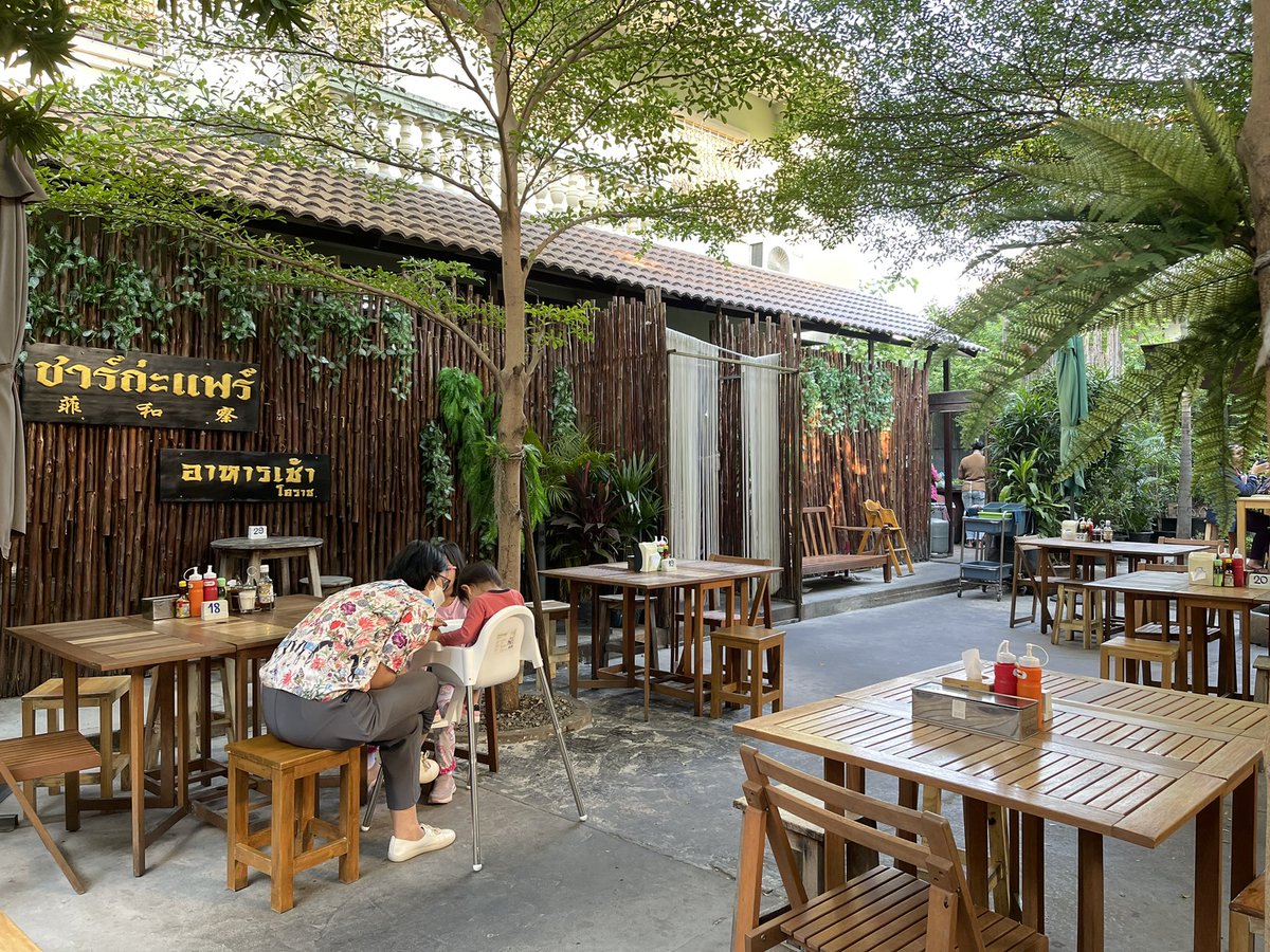 tlesri's tweet photo. ชาร์ก่ะแฟร์ ร้านอาหารเช้าที่ไม่ควรพลาดอีกร้านในโคราช เป็นเมนูระหว่างไข่กะทะก๋วยจั๊บญวนxติ่มซำบะกุดเต๋ แบบเมนู2ภาคอีสานxใต้ แต่มันรวมกันแบบลงตัว เมนูเยอะมาก อร่อย ราคาไม่แพง ร้านกว้างนั่งสบายมาก @aroii #รีวิวโคราช https://t.co/wwDuRg9wKx