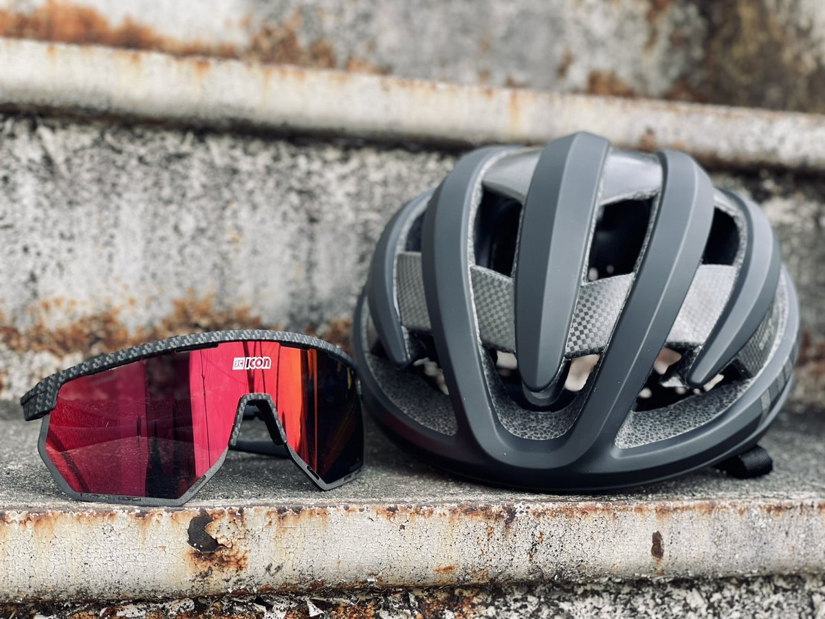 ManyS_cycle's tweet photo. めっちゃ格好良いので、みんな見て!
#limarhelmets
#scicon https://t.co/FffSI9dYGm