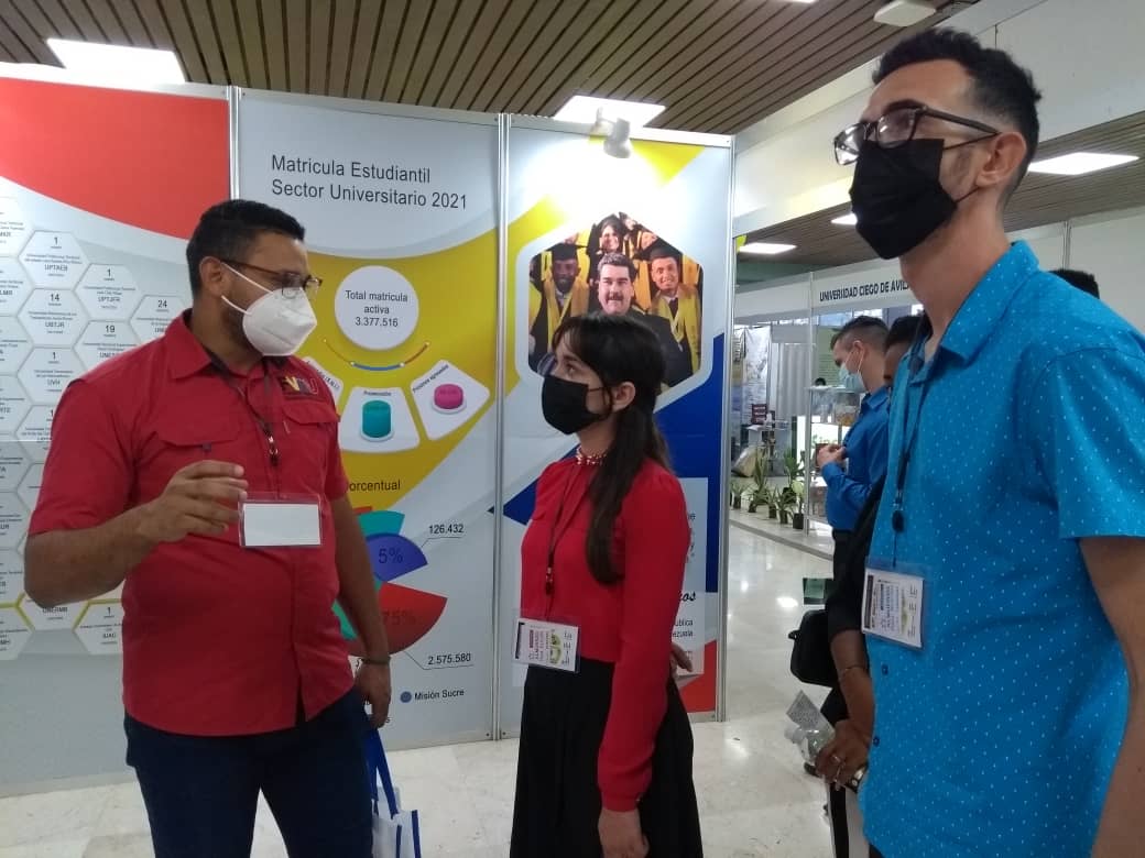 Karli_SantanaR's tweet photo. Intercambia en el marco del Congreso #Universidad2022 el Secretariado de la @FeuCuba con el Presidente de la Federación Venezolana de Estudiantes Universitarios 😊🇨🇺♥️🇻🇪
Continuamos estrechando lazos de solidaridad🤗 https://t.co/ObcSr6oKDs