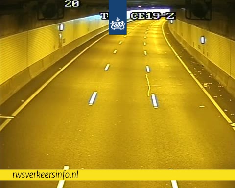 🥘 | Op de #A15 richting knp. Ridderkerk heb je tussen Europoort en de Thomassentunnel twee rijstroken minder. De weg ligt bezaaid met flessen woksaus. Aangezien Lee Towers ooit 'You'll never wok alone' zong, hebben we er maar meerdere weginspecteurs op afgestuurd.