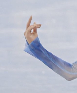 hopeandyuzu's tweet photo. the genre is yuzuru hanyu’s hands https://t.co/ZOl9lljz4u