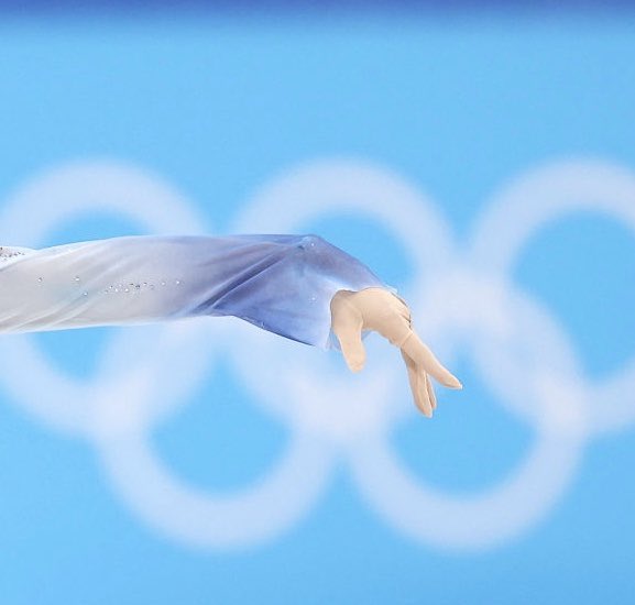 hopeandyuzu's tweet photo. the genre is yuzuru hanyu’s hands https://t.co/ZOl9lljz4u