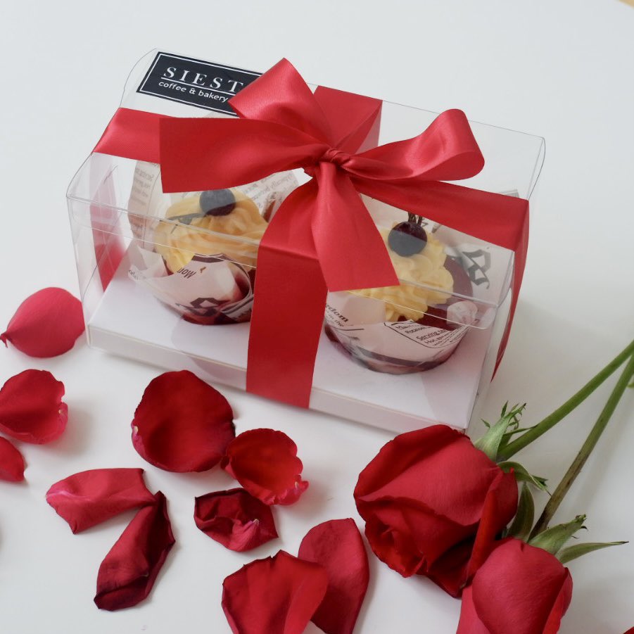 siesta_bkk's tweet photo. Valentine’s special box 🌹 
We’re now ready for pre-order!

❤️ กลับมาแล้วนะคะ กับ our signature Red velvet cheesecake cupcake ในเทศกาลวาเลนไทน์นี้ เปิดให้จองกันแล้ว 😋

Price : 290 THB/box/2 pieces (+10THB for red bow)
Delivery : Mon Feb 14th, 2022

รีบจองเข้ามาน้าจำนวนจำกัดนะคะ https://t.co/O3z7fdFvos