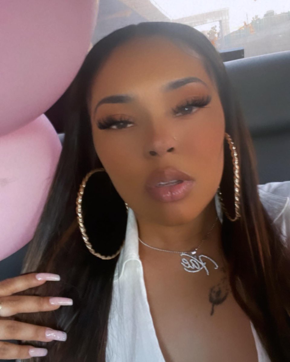 baelinnnnnn's tweet photo. Happy 26th Birthday to ME 🥂✨ #FebruarysFinest 😍 https://t.co/FehWRcUXoy