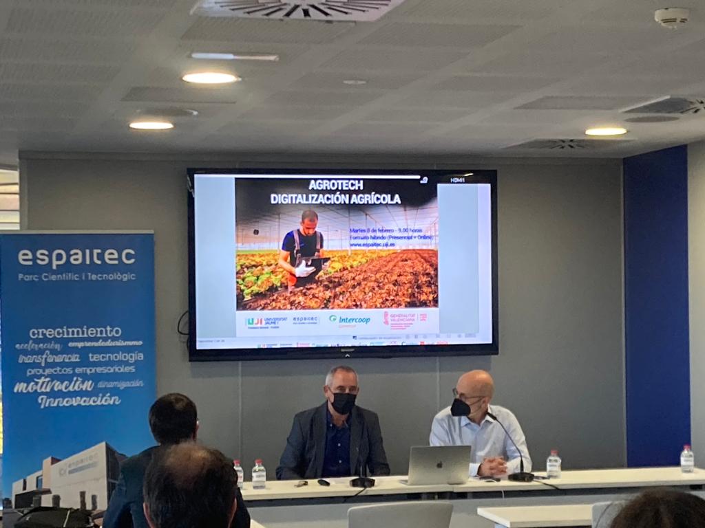 espaitec's tweet photo. 👉Comienza la jornada «Agrotech: Digitalización Agrícola» con la intervención de Antonio Martínez, director de #Intercoop
🗣️Antonio destaca que la modernización del sector agrícola de Castellón pasa por la digitalización
#LosParquesAportan #Agrotech https://t.co/H0mnpC5IVy