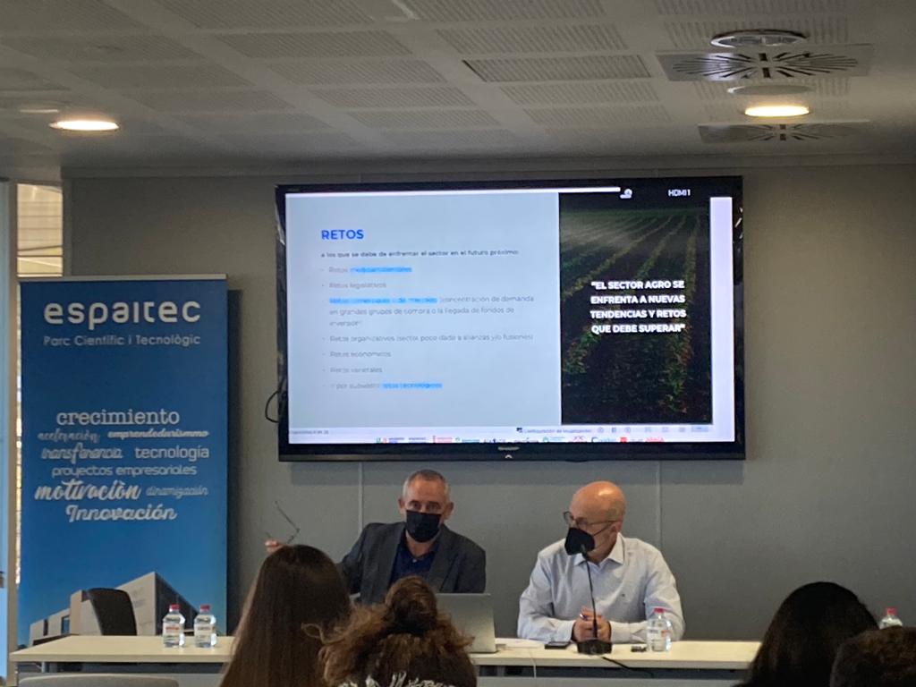 espaitec's tweet photo. 👉Comienza la jornada «Agrotech: Digitalización Agrícola» con la intervención de Antonio Martínez, director de #Intercoop
🗣️Antonio destaca que la modernización del sector agrícola de Castellón pasa por la digitalización
#LosParquesAportan #Agrotech https://t.co/H0mnpC5IVy