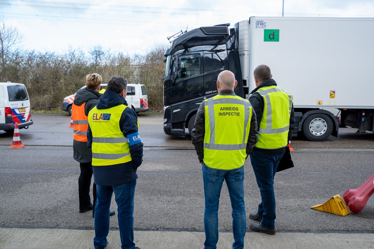 Deze week is het de #Roadpolweek in Europa. In samenwerking met de @POL_Lnd_Eenheid, <a href="/ILT_Wegvervoer/">Inspecteur Wegvervoer</a>  en de <a href="/RDWnl/">RDW</a> voeren wij daarom transportcontroles uit. Wij controleren o.a. op de arbeidsomstandigheden, correcte uitbetaling van het loon en de Wet arbeid vreemdelingen. #ELA