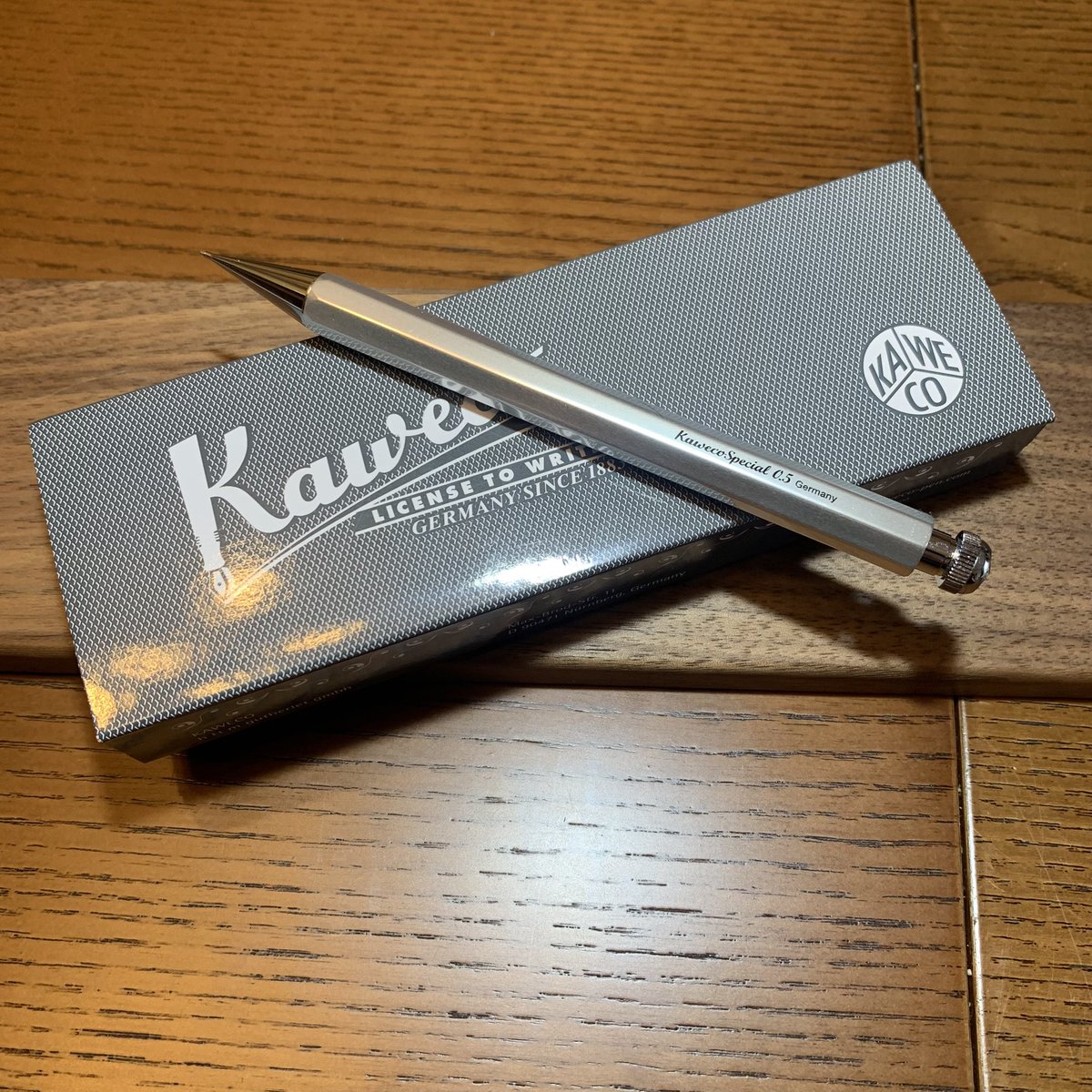 kamabokopenjiro's tweet photo. お父さんの仕事仲間からもらった……
新品の……. カヴェコ　ペンシルスペシャル　シルバー…….しかも0.5….
もう一生買えないかと思った..嬉しい!!
Kaweco https://t.co/uaJLIRjTTo
