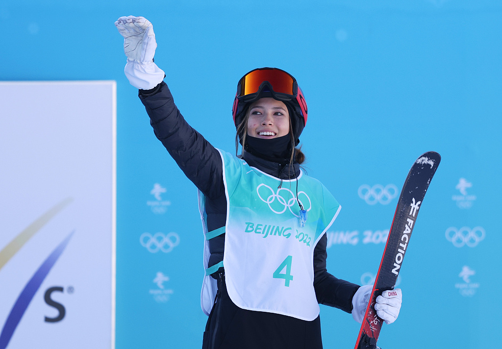 AmbWuPeng's tweet photo. Warm congrats to Eileen Gu on winning gold medal in #Beijing2022 Winter Olympic Women’s Freestyle Skiing Big Air Final! Thumbs-up to all skiers for their incredible jumps! https://t.co/ZVWfqaUGAU