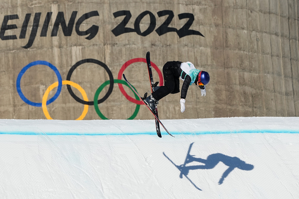 AmbWuPeng's tweet photo. Warm congrats to Eileen Gu on winning gold medal in #Beijing2022 Winter Olympic Women’s Freestyle Skiing Big Air Final! Thumbs-up to all skiers for their incredible jumps! https://t.co/ZVWfqaUGAU