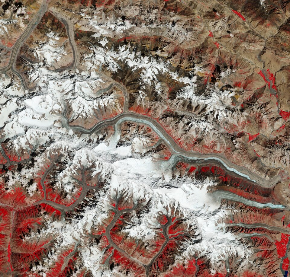 ESA_Italia's tweet photo. Situato nell'alta valle dell'Hunza, nella regione del Gilgit-Baltistan in Pakistan, il ghiacciaio Batura è visibile al centro dell'immagine. https://t.co/wUtQTtYmg3 @CopernicusEU #Sentinel2 @ESA_EO #EO #EarthFromSpace https://t.co/LKs3DkB7KE