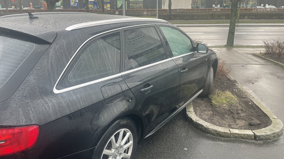 silasbang's tweet photo. Is it Monday? Stuck after af terrible attempt to park my car. And then #Europark gave me a fine as well 😡😡

#isitmonday https://t.co/ANVsceGSvd