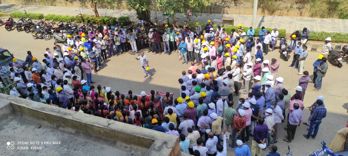 APEEU1104RTPP's tweet photo. #Save_SDSTPS
#Save_APGENCO
#Stop_Privatization
#Save_APPOWERSector.
రాష్ట్ర జేఏసీ పిలుపుమేరకు మూడవ దశ కార్యక్రమాలలో భాగంగా రెండవ రోజు 𝐑𝐓𝐏𝐏 𝐉𝐀𝐂 ఆధ్వర్యంలో  బోజన విరామ సమయం లో 𝐑𝐓𝐏𝐏చీఫ్ ఇంజనీరు  కార్యాలయం దగ్గర ధర్నాకార్యక్రమంలో పాల్గొన్న 𝐑𝐓𝐏𝐏 విద్యుత్ ఉద్యోగులు. https://t.co/gYvWtEXVLp