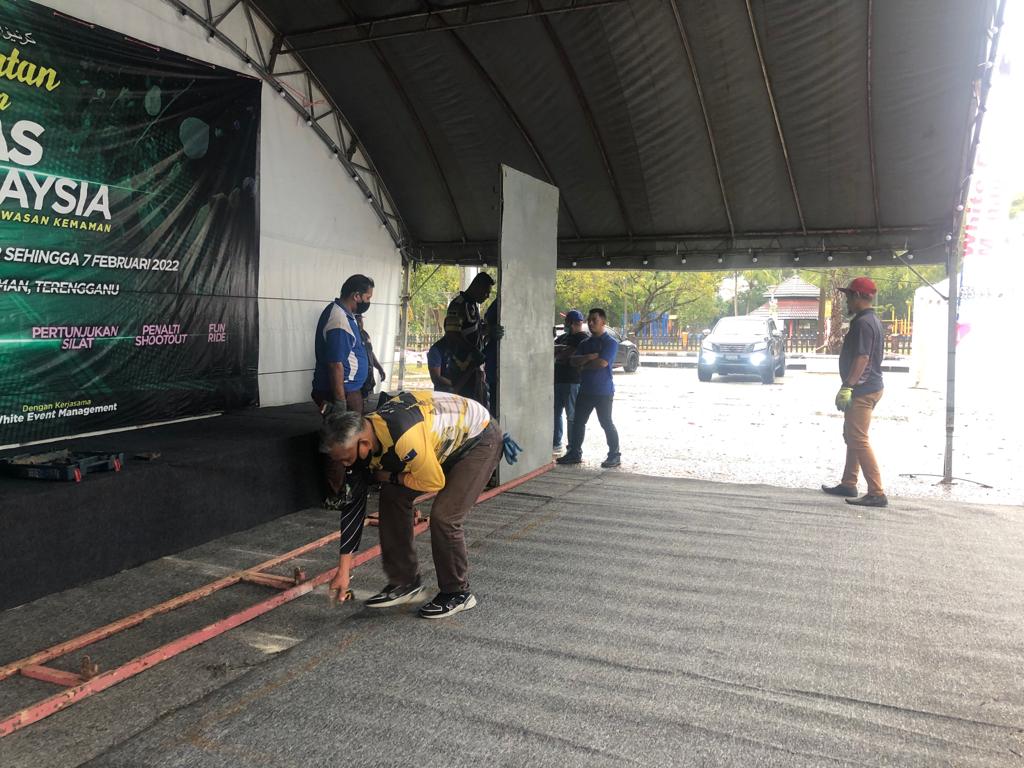 Pemasangan Pentas Sementara oleh Unit Senggara Bangunan <a href="/jkrkemaman/">JKR Kemaman</a>  bagi Ceramah Agama " Gateh Ilmu" Sempena Program Better Nation Kemaman Fun Ride 2022.
#jkrprihatin
#jasapadarakyat
<a href="/JKRTerengganu/">JKR Terengganu</a> <a href="/yusufghani200/">تذكرة</a> <a href="/HasliJKR/">Hasli Ibrahim (Ir. Dr.)</a> <a href="/MoALiS114/">MoALiS</a> <a href="/sue_143200/">Suhaidah</a> <a href="/sabira69914729/">sabira</a> <a href="/Nadiah1209/">Nadiah</a>