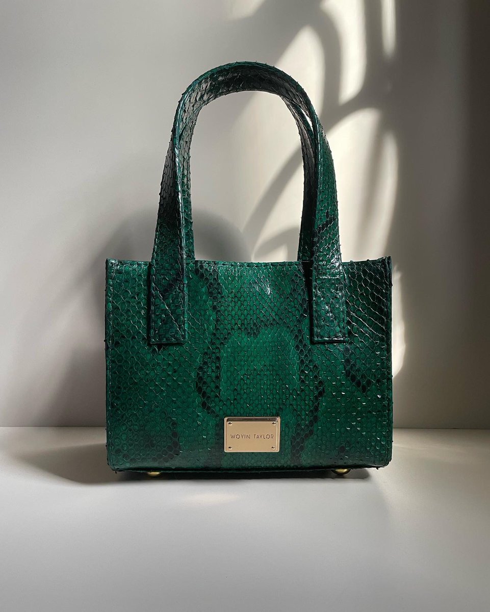 WoyinTaylor's tweet photo. Roses are red, 
violets are blue. 
Gift a bag to a loved one,
to say I love you!

🌹❤️👜

Click on the link in our bio or reach out to us via WhatsApp to shop our availble bags for Valentines Day!

#woyintaylor #bags #valentines #love #february14 #giftsforher #madeinnigeria https://t.co/8hD1pbJ9tl