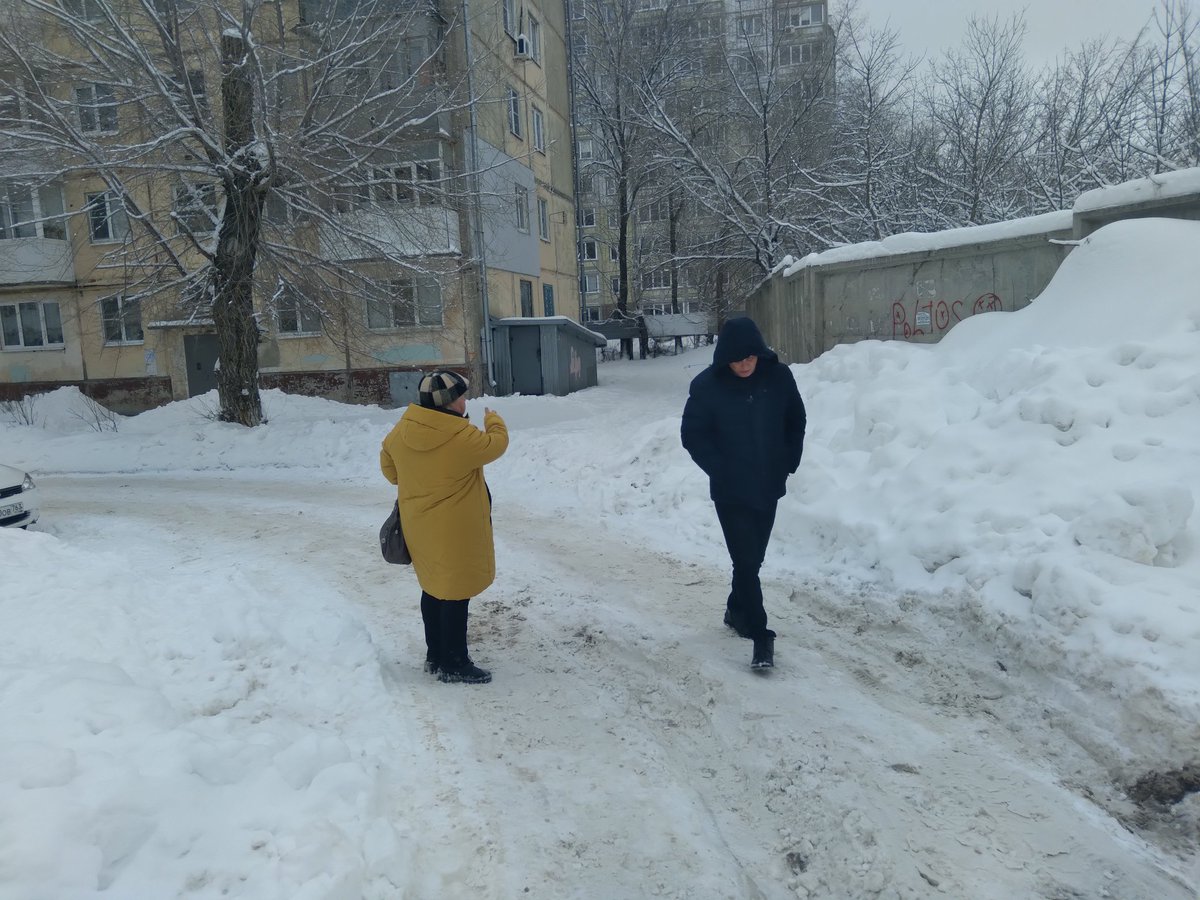 UM_22C_TLT's tweet photo. Сегодня провела мониторинг вместе с жителем дома б-р 50 лет Октября,71. Пригласили мастера МБУ "Зеленстрой" показали на некачественную работу по очистке от снега, закрепленного за ними участка.Обговорили, куда можно складировать снег на придомовой территории. Ждем выполнения. https://t.co/hyxp79Znrr