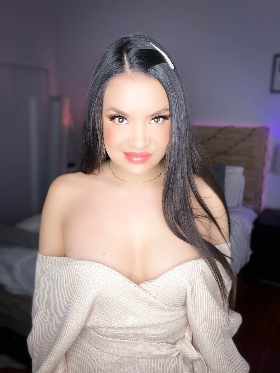 ShaunaBaker's tweet image. Taking advantage of #SweaterWeather until it get's hot in LA. Live on twitch now. #NativeGamer #NativeStreamer twitch.tv/ShaunaBaker

BTW, there are more pictures on my Patreon patreon.com/ShaunaBaker