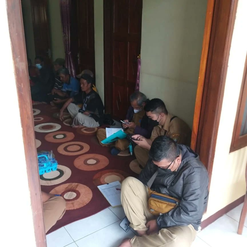 cijati_desa's tweet photo. Indentifikasi Calon Penerima Calon Lokasi (CPCL) penerima bantuan sapi kepada Kelompok Ternak Sapi Curug Emas Bangkit dari Dinas Perikanan dan Peternakan Kabupaten Sumedang
#sumedangsimpati
#sumedangmelesat2022
#cijatisejati
#sakipdesa https://t.co/hbSf7vEpR1