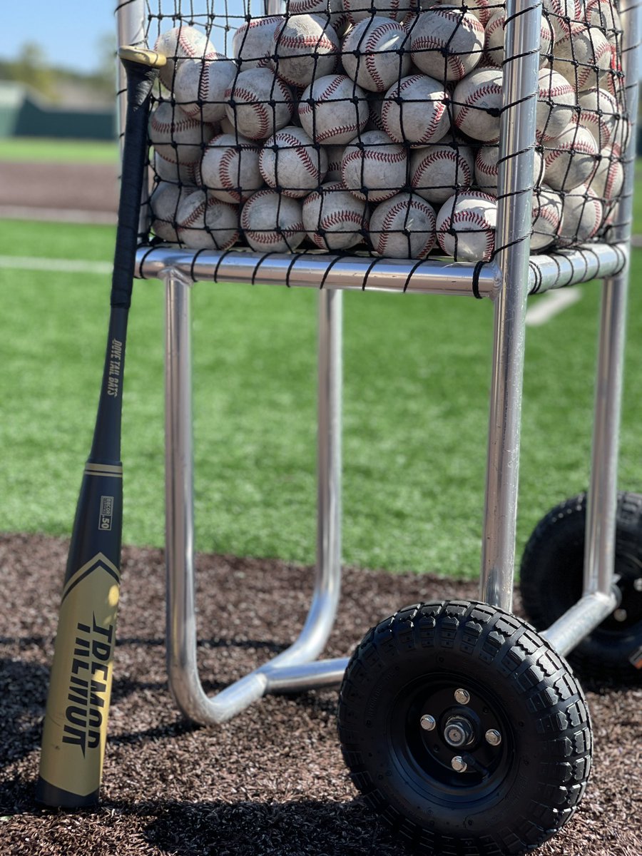 Coach_Carroll2's tweet photo. Shoutout to my man dude @catchinbarrels @greg_coppens for the hookup on the @DoveTailBats Tremor! #ProXR #NEWNEW https://t.co/Gh4iA3QC9E