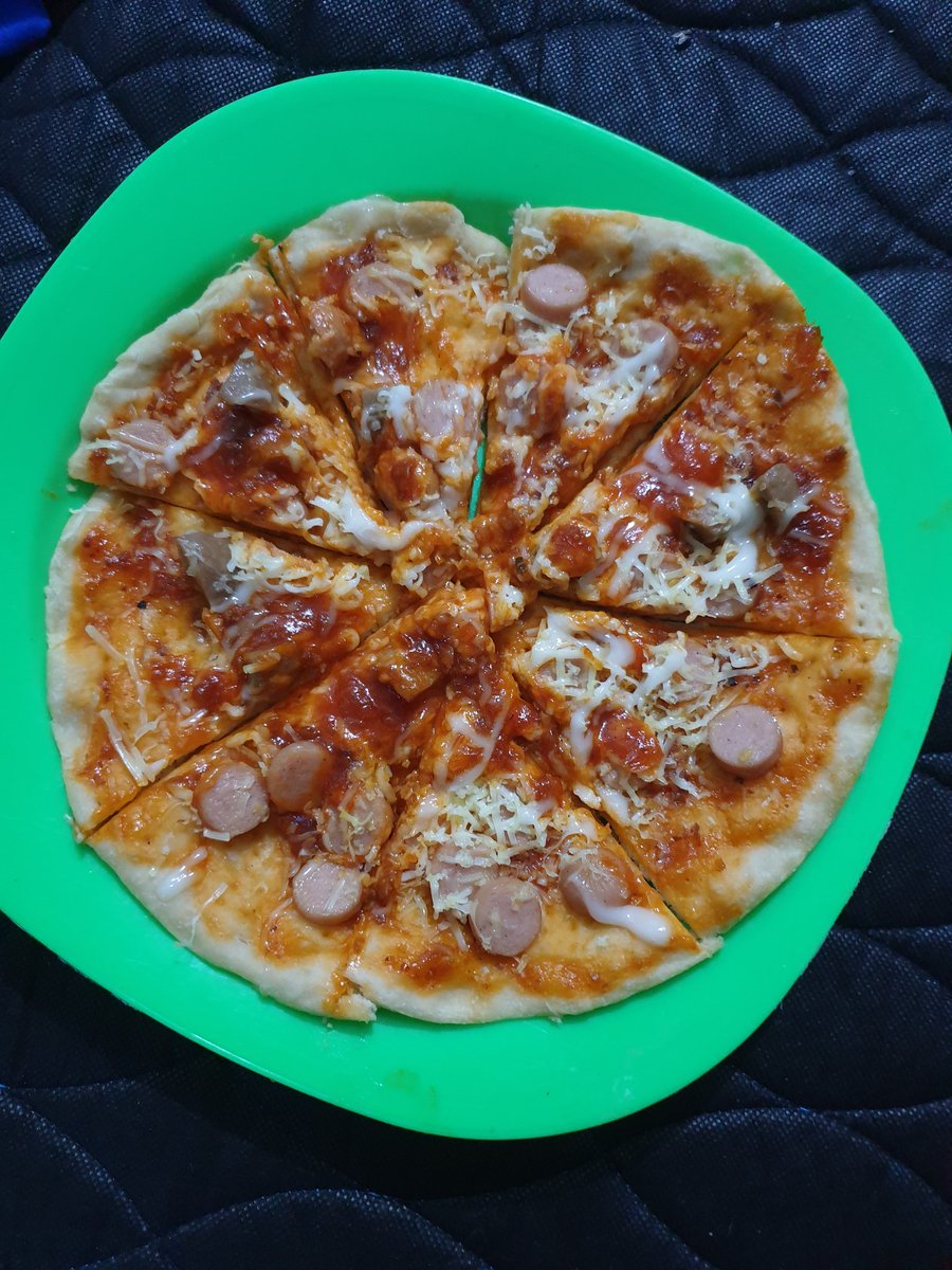 almahmuri's tweet photo. Ujan ujan gini dibuatin pizza dong https://t.co/Yc1tucnyoo