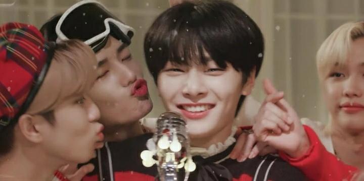 Stay53102618's tweet photo. Mi nene ya está más grandeee, estoy enamorada de como se ven sus ojitos cuando se ríe, en como se escucha su voz al cantar, al hablar, al alegar, jajaja simplemente te amo maknae!🥰💖

ExtraordINary DAY 
#이엔이_미소가_세상을_밝힌날
#MelodicVoiceINDay
#HappyINDay
@Stray_Kids https://t.co/t02sdlF1s1