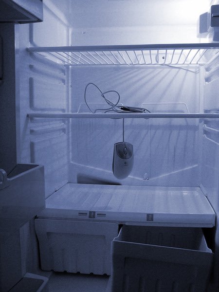 старый пустой холодильник. полупустой холодильник. почему холодильник пустой. пустой холодильник. почему холодильник пустой.