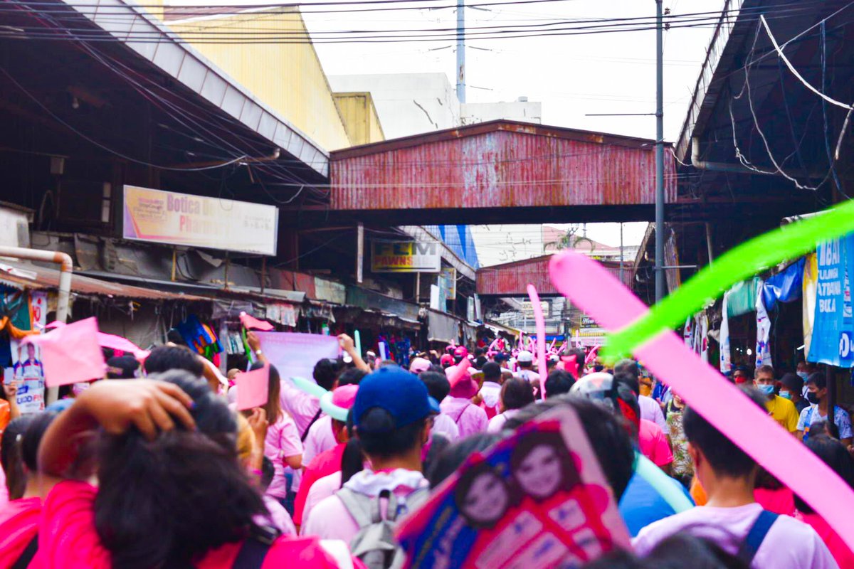 zygmaund's tweet photo. From boats, kalesa, cars, walking and social media blast. The whole country is showing its unique ways of support for VP Leni. This is what actual unity looks like. 🌹

There is hope for this country ❤🥺

#KulayRosasAngBukas https://t.co/smKtzRQW4O