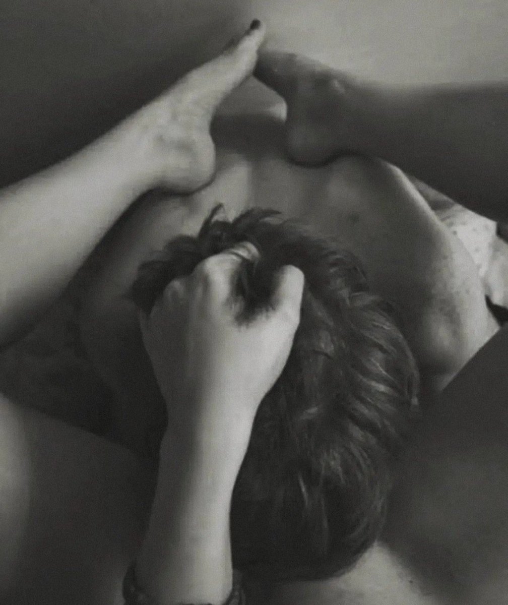 LaPervertidaa's tweet photo. ... Esa cama ufff
Los vecinos creo que son testigos
De lo que esa noche fue ...
Ayudado por tu boca ...tus dientes y labios ... Trataron de arrancar 
Las caricias que alguien más dejo
Puliste mi interior con tu lengua 
Cada cavidad la  recorriste ...

July Macias. https://t.co/SROaqlxiFy