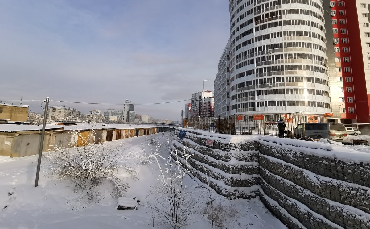 mienekiene's tweet photo. Историческое фото: жители элитного района 203 строят загородительные сооружения от жителей неблагополучных районов. https://t.co/uyBdxipoXx