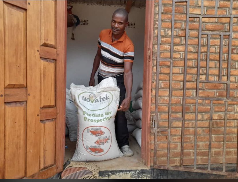 NetsayiMudege's tweet photo. @WorldFishCenter promoting access to fish feeds by farmers in #Malawi by promoting and training young entrepreneurs to sell feed and provide training on feed regimes to smallholder #aquaculture farmers. Project funded by @giz_gmbh. @CathyMwema https://t.co/I4VkrjO6fq