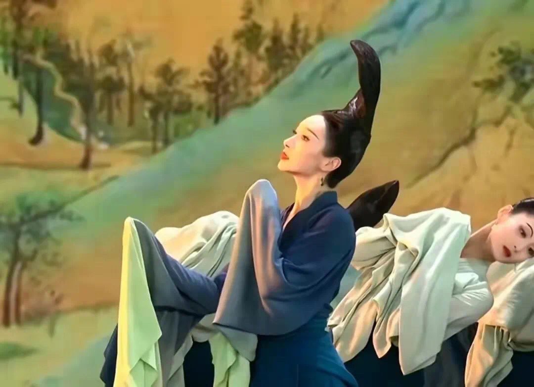 China_ziyan's tweet photo. 我们中华泱泱大国，传统服饰种类繁多，从夏商周到秦西汉，从魏晋南北朝到唐宋元明清，历朝历代的服饰都有传承和改造的痕迹。汉服并非无源之水，无根之木，汉服的归属发源地一直都是中国。中国是有着五千年文明的文化古国。汉服文化历史悠久，许多周边的国家都模仿我国的文化。我们欢迎其他国家学习 https://t.co/q9dSZ8CyF0