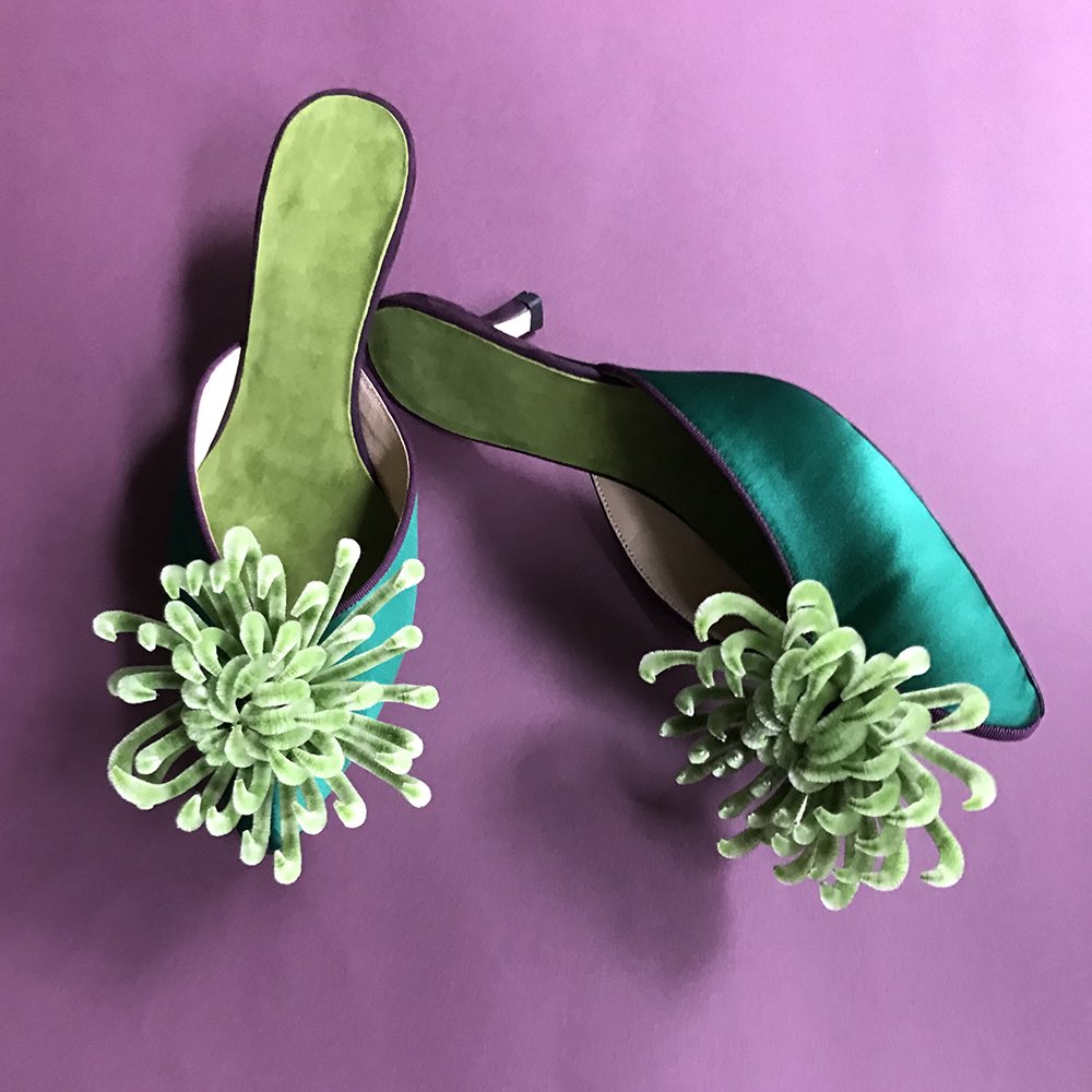 Velvet flower heel shoes from Suzhou Cobblers.

#flowershoes #velvetflowershoes #velvetslipon #customshoes #handmadeflower #slowfashion #supportsmallbusiness #flowerheels