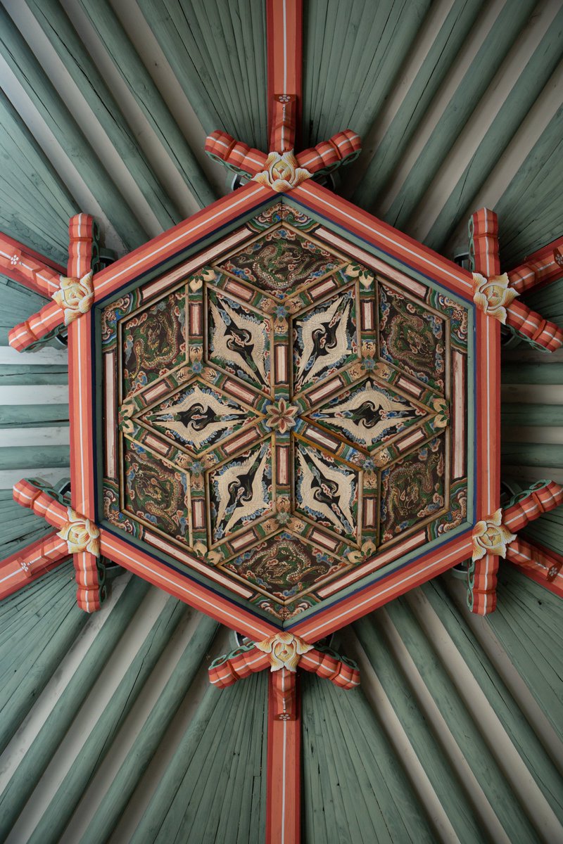 전통 건축 속 장식은 미적 가치를 넘어 상징성을 담고 있습니다. 상량정 천장 속 동식물문양은 복을 상징하고, 창호의 당초문은장생과 장춘을 의미합니다.
 
작은 문양에서도 평안한 삶을 바라는 우리의 마음이 담겨있으며, 아름다움을 추구하면서도 지나치게
드러내지 않는 한국의 정서가 느껴집니다.