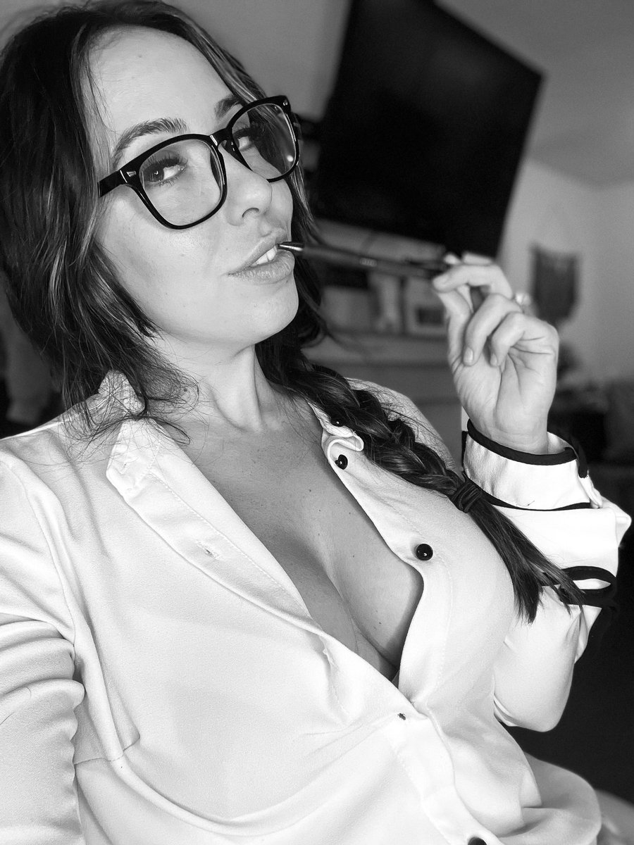 New to #onlyfans, what’s should I be?
A #sexylibrarian #sexysecretary #frenchmaid