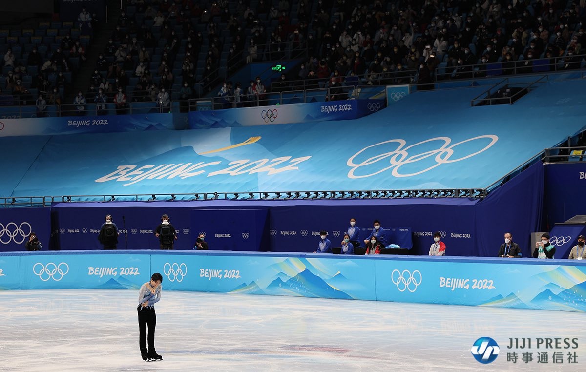 wwxwashere's tweet photo. yuzuru hanyu inspecting the hole in the ice and seeing him in perspective is just so heartbreaking 😭 https://t.co/K3Dayznm1K