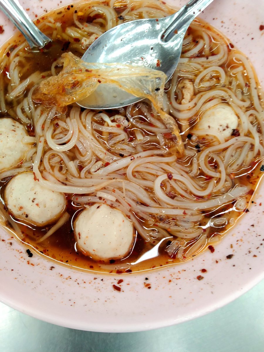 TechNanth's tweet photo. เจอเศษพลาสติกในชามก๋วยเตี๋ยวอนามัยอยู่ไหน
#โรงเรียนเอกชนย่านซอยโรมัน https://t.co/2zwuHwM55t