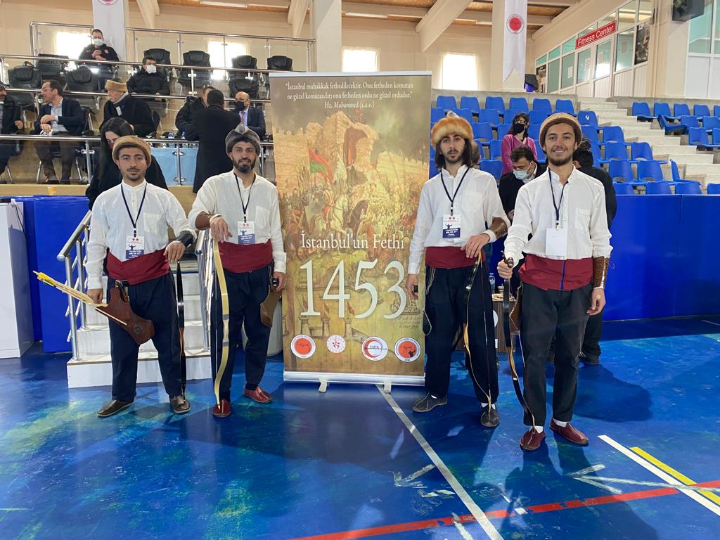bayu_sks's tweet photo. 5 Şubat 2022 tarihinde Yozgat Bozok Üniversitesinin ev sahipliği yaptığı "Tarih İçin Bir Ok At" sloganı ile düzenlenen 4. Geleneksel Türk Okçuluğu yarışmasına Başkanlığımız bünyesinde faaliyet gösteren Geleneksel Türk Sporları Topluluğu katılım sağladı.
@Bayburtedutr https://t.co/uBQWubVDdt