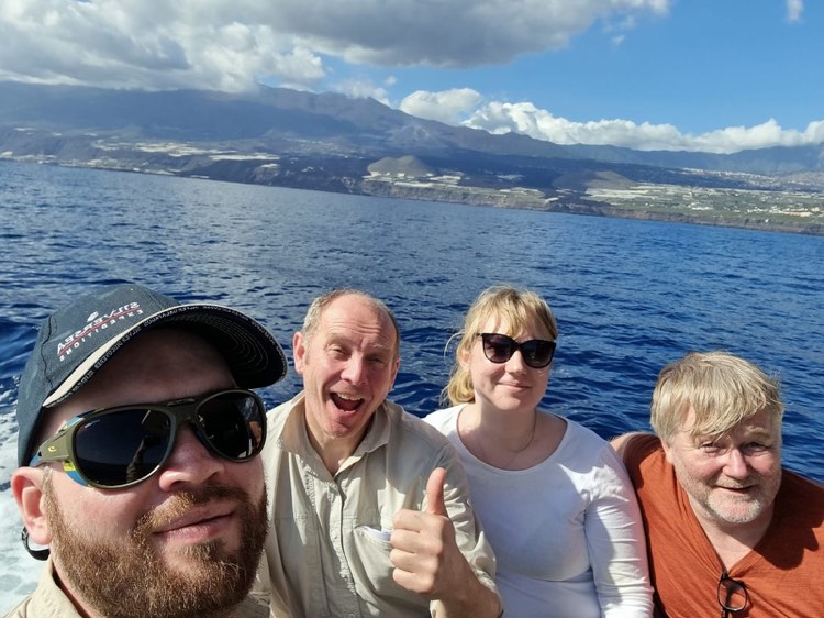 geoforskning's tweet photo. De norske forskerne var raske med å bestille «sydenferieturen» da vulkanen på La Palma brøt ut og lavaen strømmet ned og ødela alt på sin vei mot havet https://t.co/ExXidjp2hB #geologi #forskning #kunnskap #formidling https://t.co/2FuSqnOBq3
