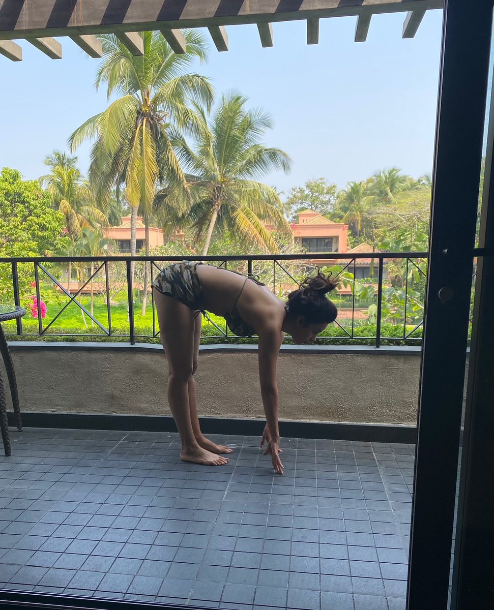 Yoga time #tuesdaymotivation #yogapractice #yogagirl #uttanasana